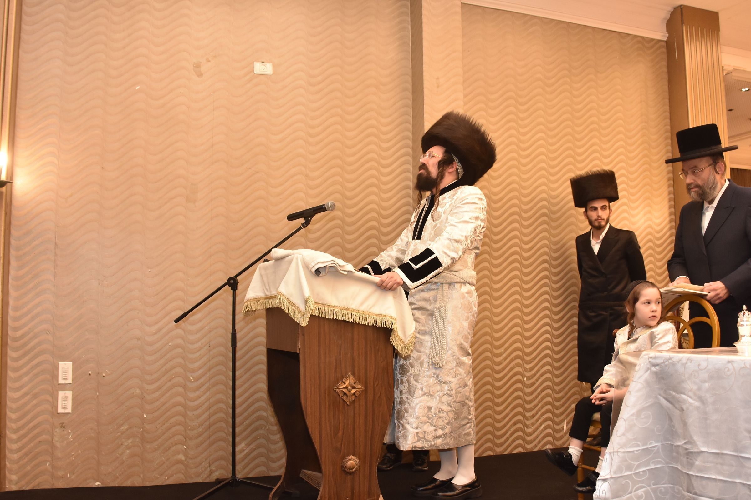 מעות חנוכה וסיגריות: הטיש אצל האדמו"ר ממעזבוז'