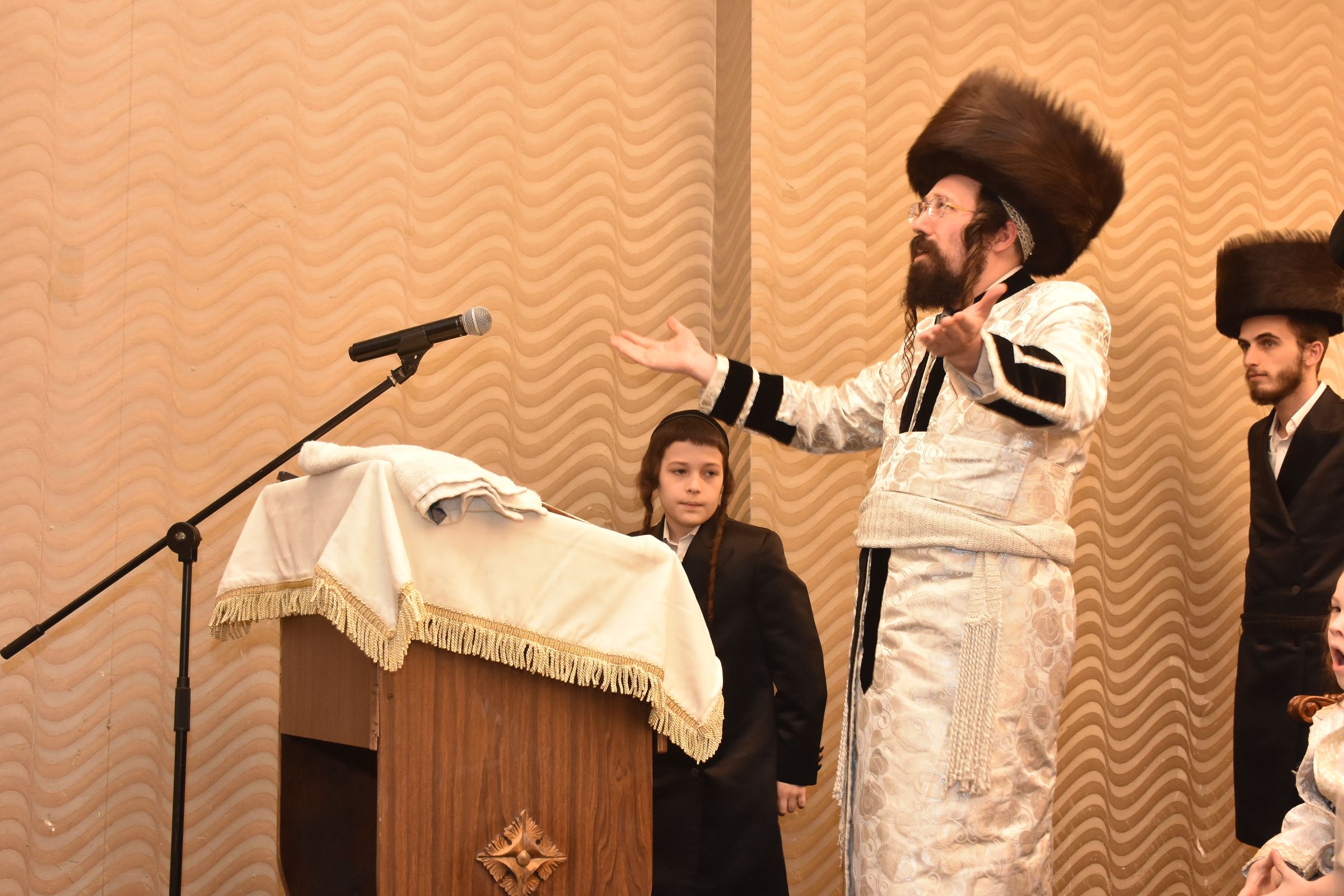 מעות חנוכה וסיגריות: הטיש אצל האדמו"ר ממעזבוז'