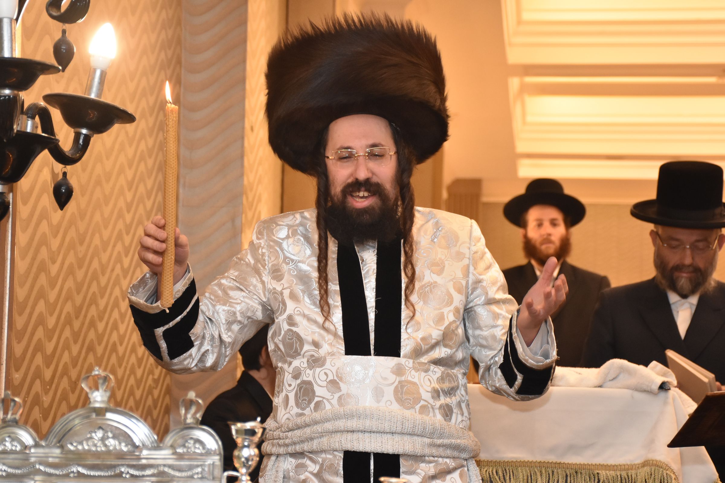 מעות חנוכה וסיגריות: הטיש אצל האדמו"ר ממעזבוז'