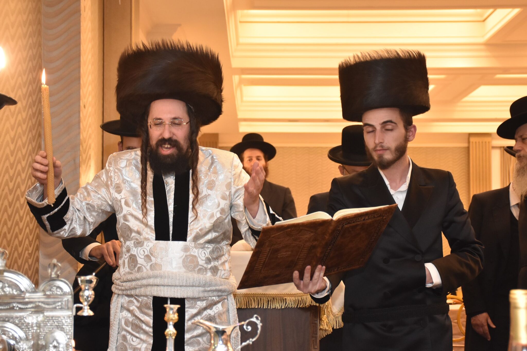 מעות חנוכה וסיגריות: הטיש אצל האדמו"ר ממעזבוז'