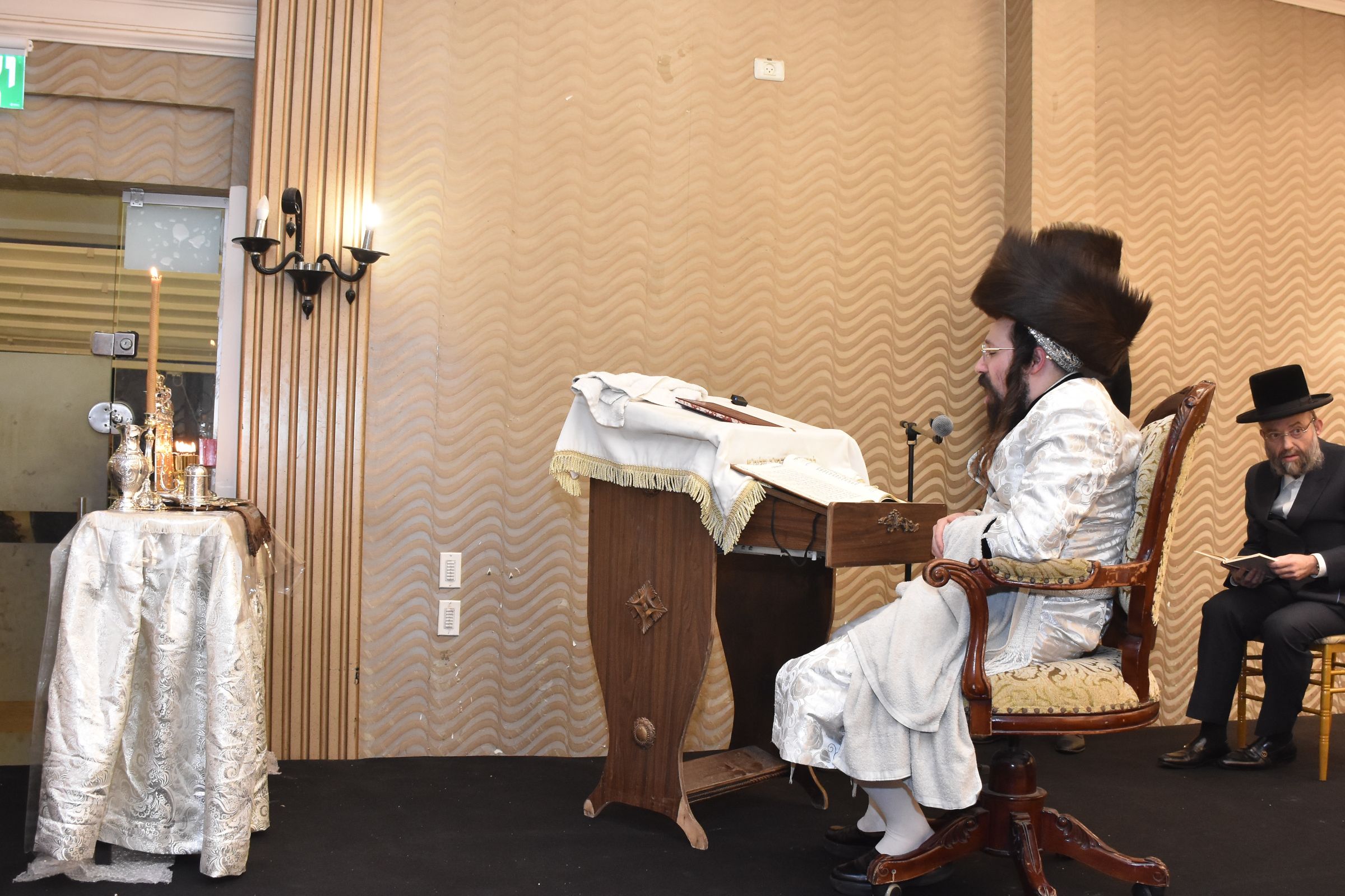 מעות חנוכה וסיגריות: הטיש אצל האדמו"ר ממעזבוז'