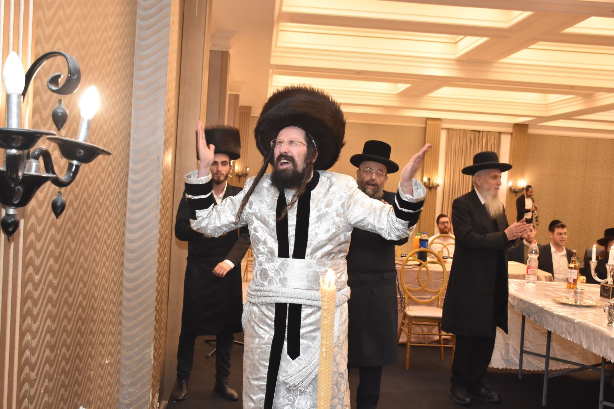 מעות חנוכה וסיגריות: הטיש אצל האדמו"ר ממעזבוז'