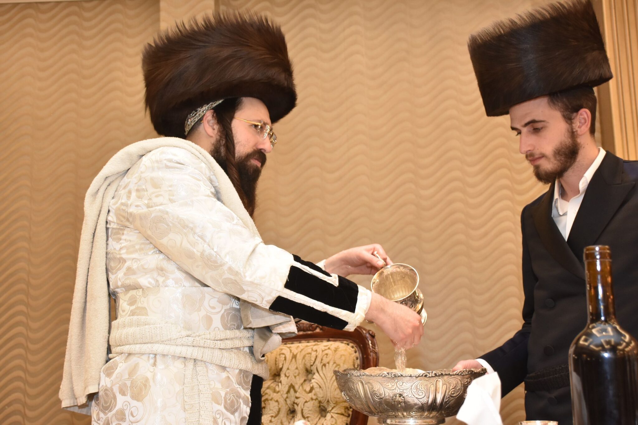 מעות חנוכה וסיגריות: הטיש אצל האדמו"ר ממעזבוז'