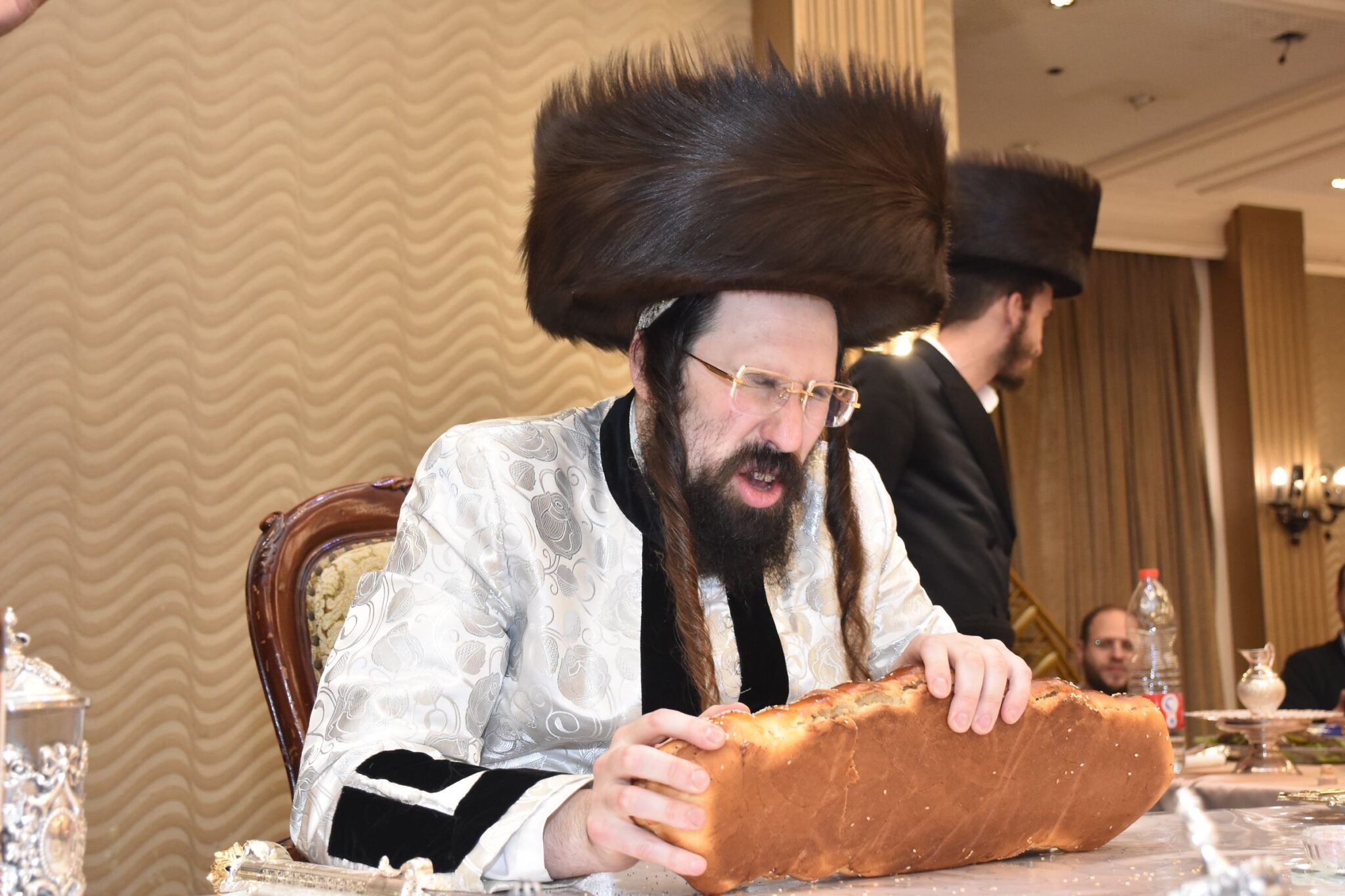 מעות חנוכה וסיגריות: הטיש אצל האדמו"ר ממעזבוז'