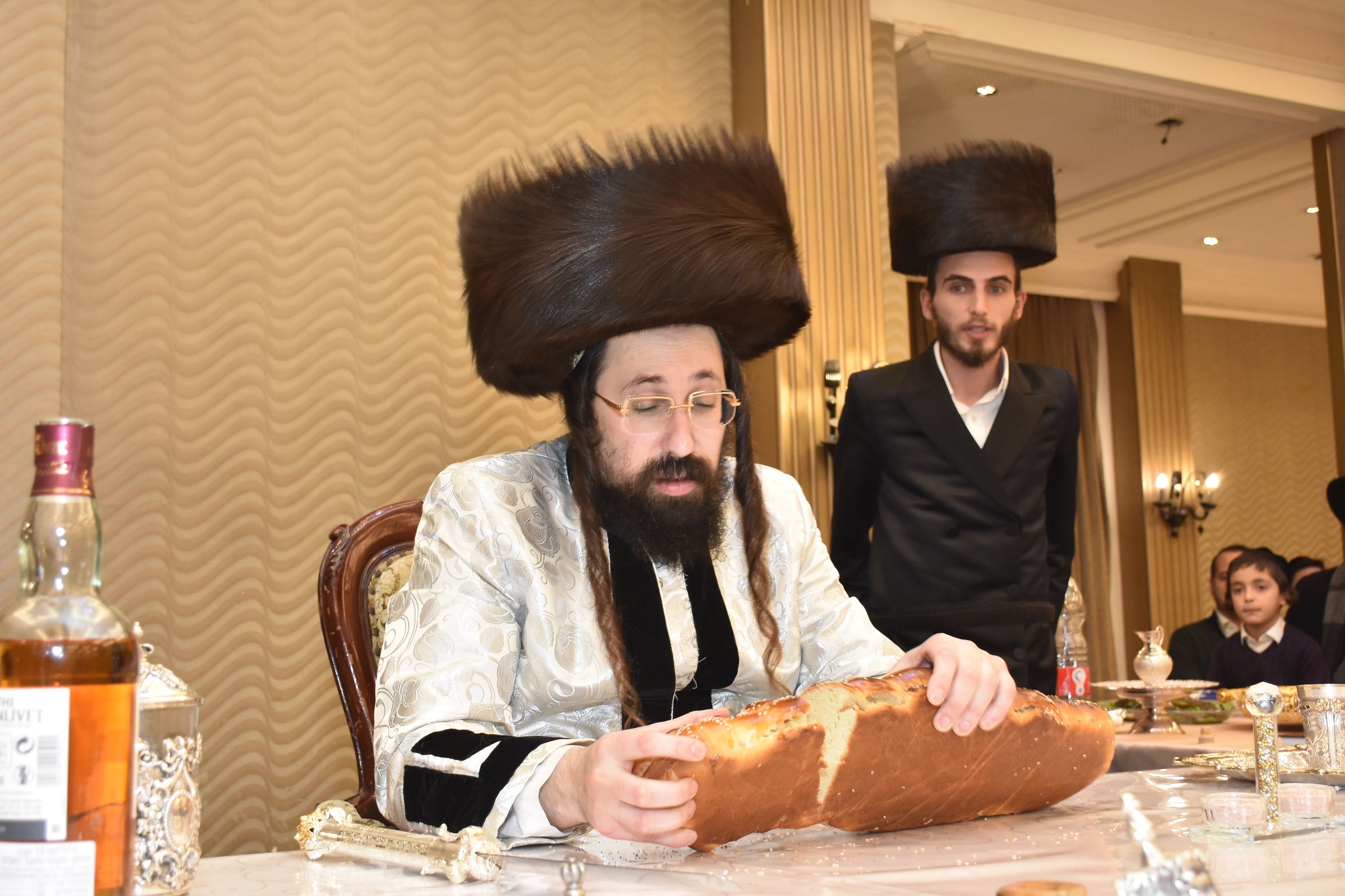 מעות חנוכה וסיגריות: הטיש אצל האדמו"ר ממעזבוז'