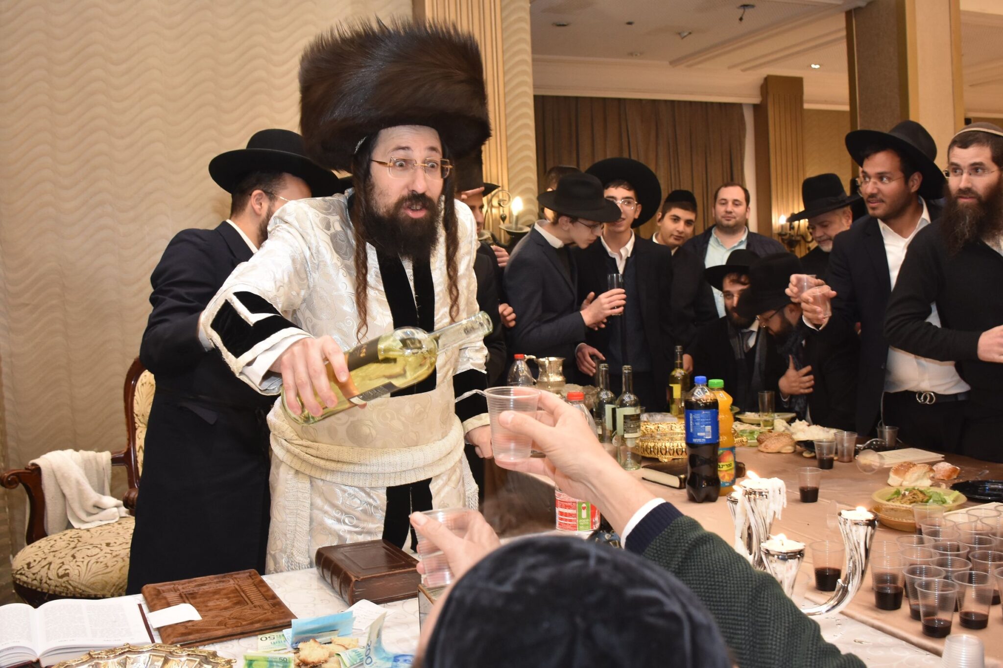 מעות חנוכה וסיגריות: הטיש אצל האדמו"ר ממעזבוז'