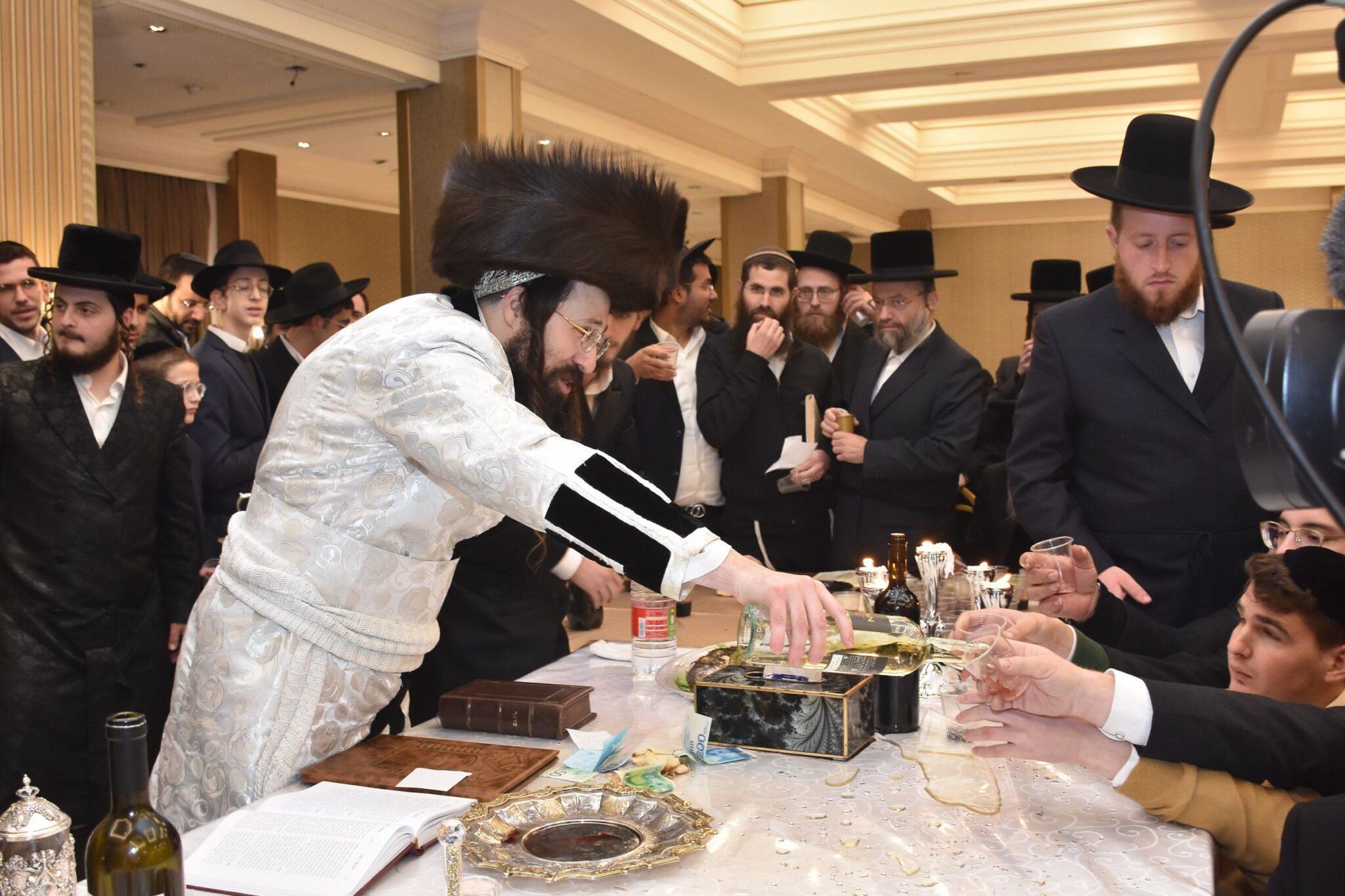 מעות חנוכה וסיגריות: הטיש אצל האדמו"ר ממעזבוז'