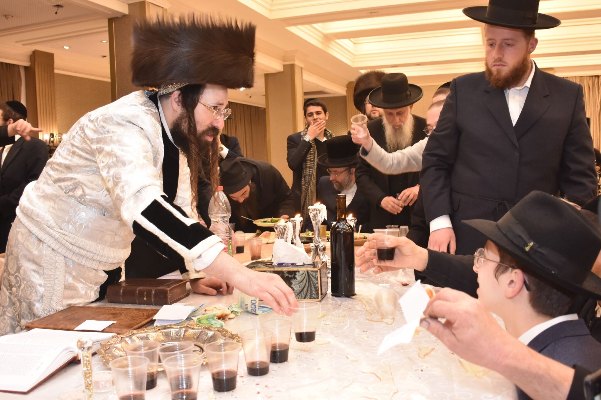 מעות חנוכה וסיגריות: הטיש אצל האדמו"ר ממעזבוז'