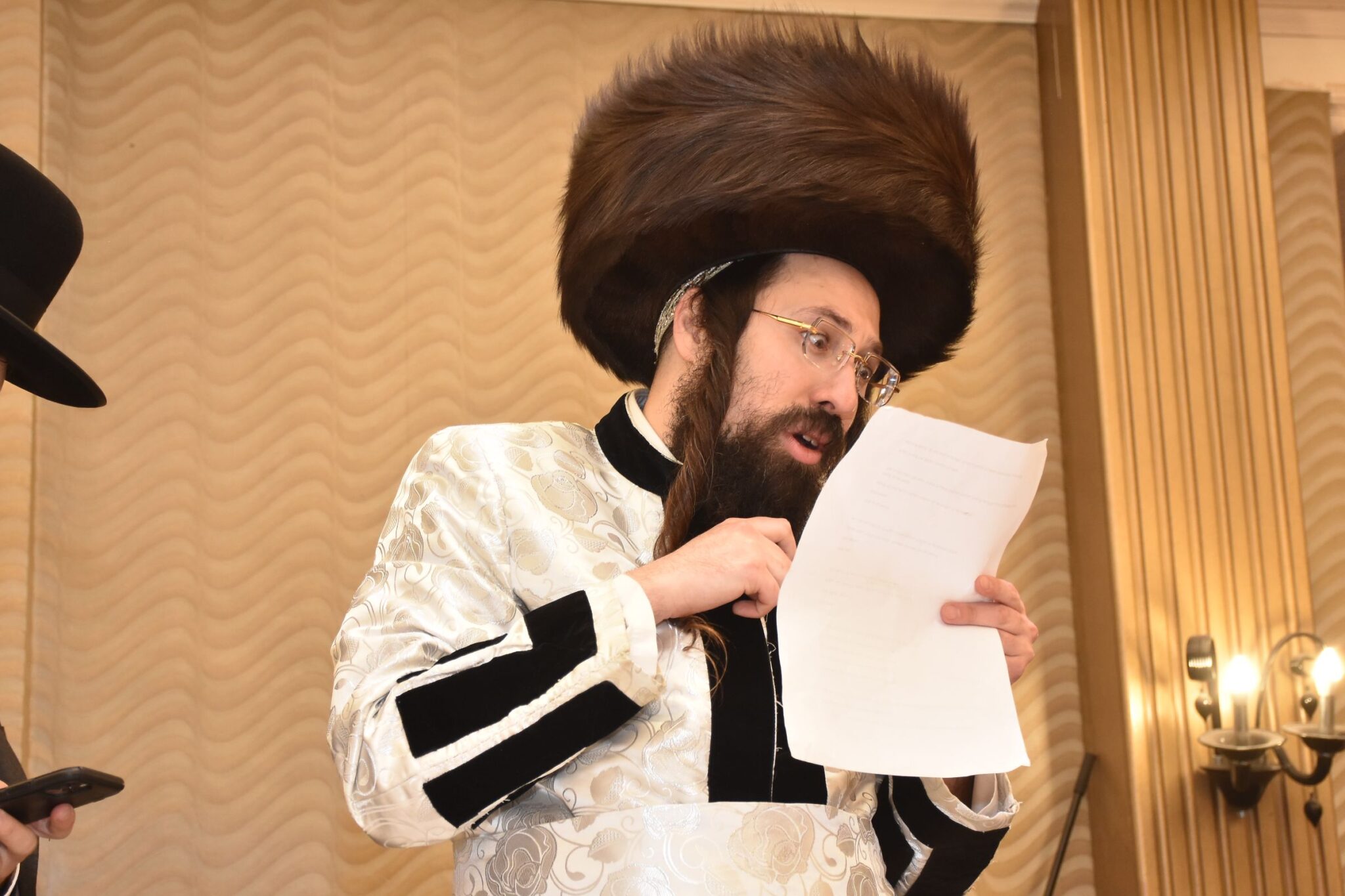 מעות חנוכה וסיגריות: הטיש אצל האדמו"ר ממעזבוז'