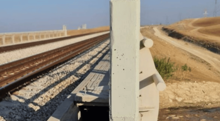 פיצוץ גז באי הבריטי, שודדים ברחו עם מערכות האיתות של הרכבת