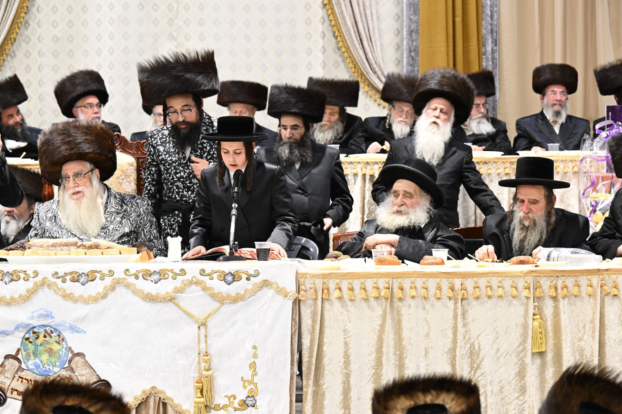 בצאנז חגגו בר מצווה לנכד האדמו"ר