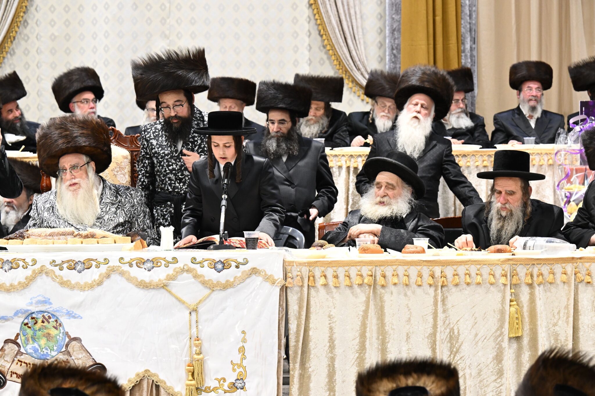 בצאנז חגגו בר מצווה לנכד האדמו"ר