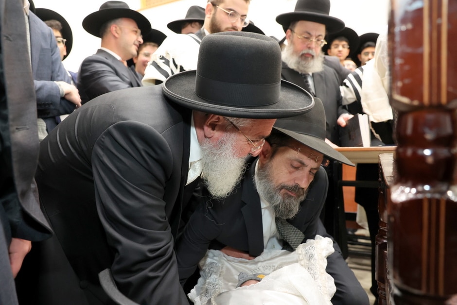 ראש הישיבה והדיין הכניסו את נכדם המשותף בבריתו של אאע"ה