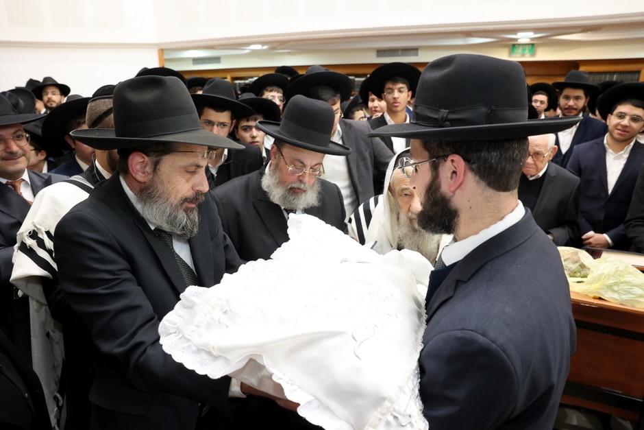 ראש הישיבה והדיין הכניסו את נכדם המשותף בבריתו של אאע"ה