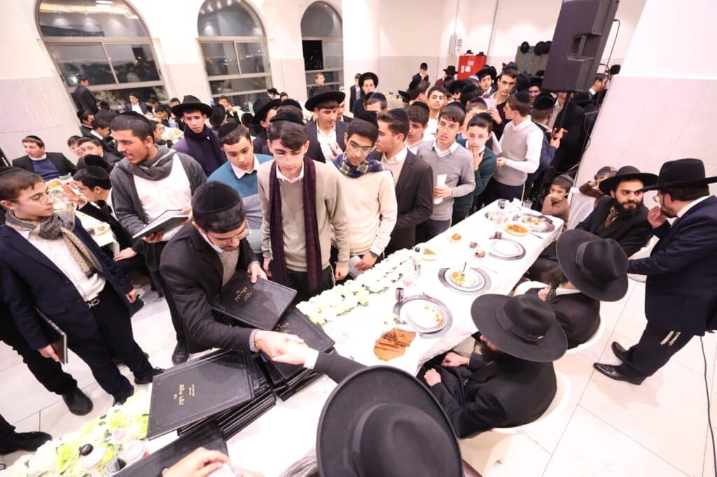  ראש הישיבה כתב הקדשות אישיות לכותבי החבורות