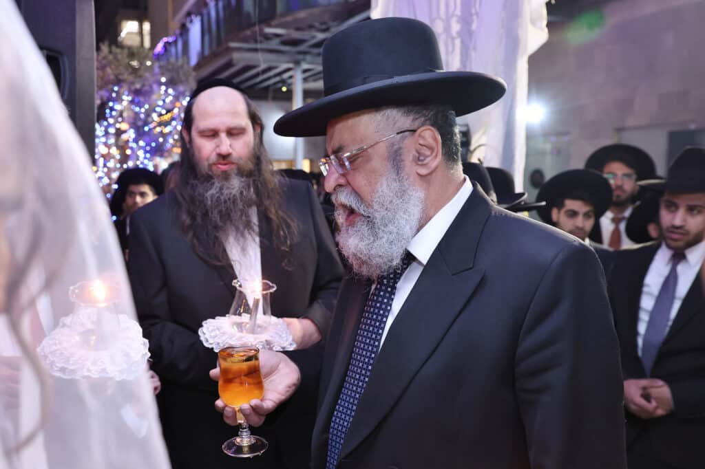 ראש הישיבה השיא את בן זקוניו • גלריה