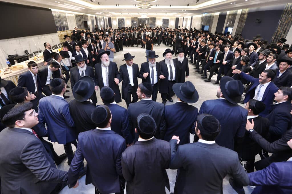 ראש הישיבה השיא את בן זקוניו • גלריה