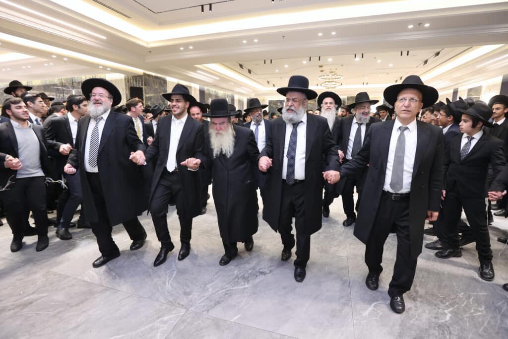 ראש הישיבה השיא את בן זקוניו • גלריה