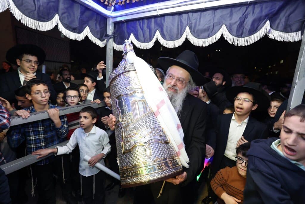 הקהילה הכניסה ס"ת ועצרה את ציר ז'בוטינסקי הסואן 