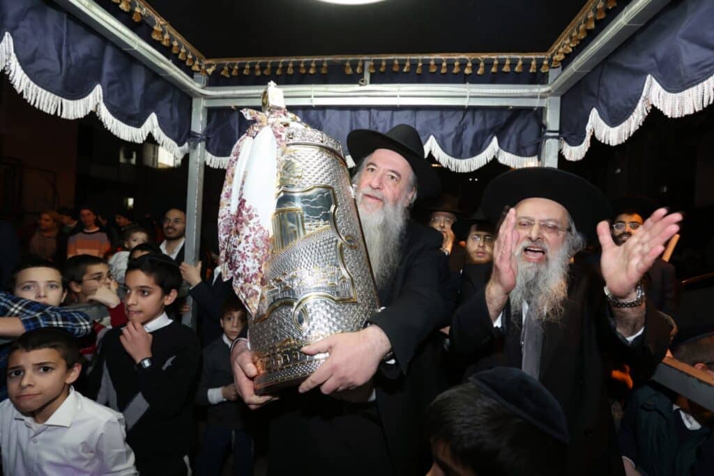 הקהילה הכניסה ס"ת ועצרה את ציר ז'בוטינסקי הסואן 