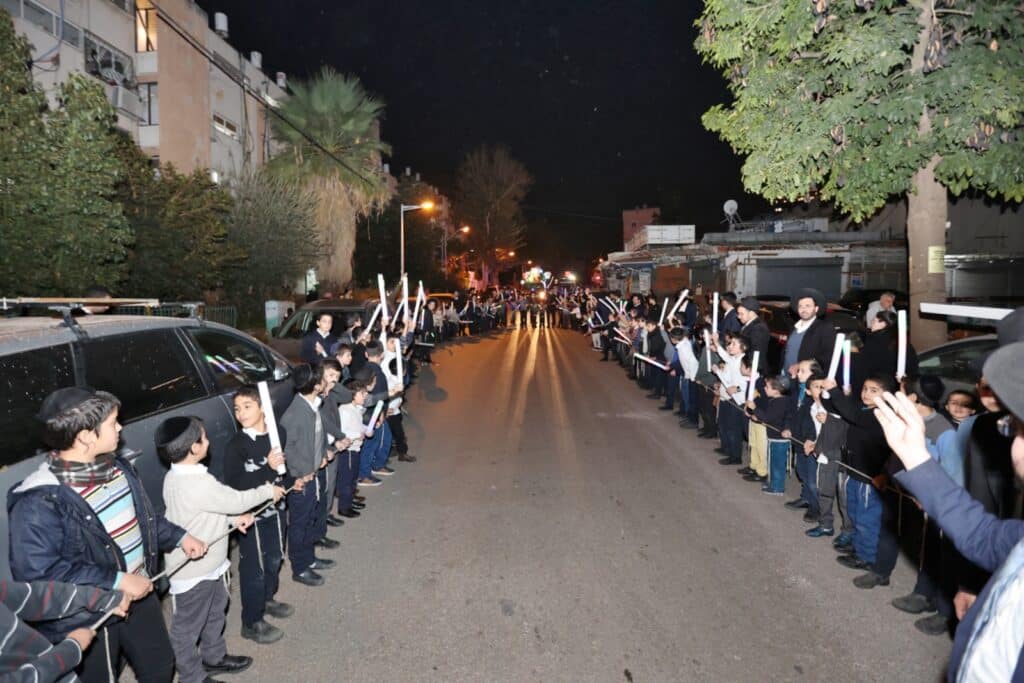 הקהילה הכניסה ס"ת ועצרה את ציר ז'בוטינסקי הסואן 