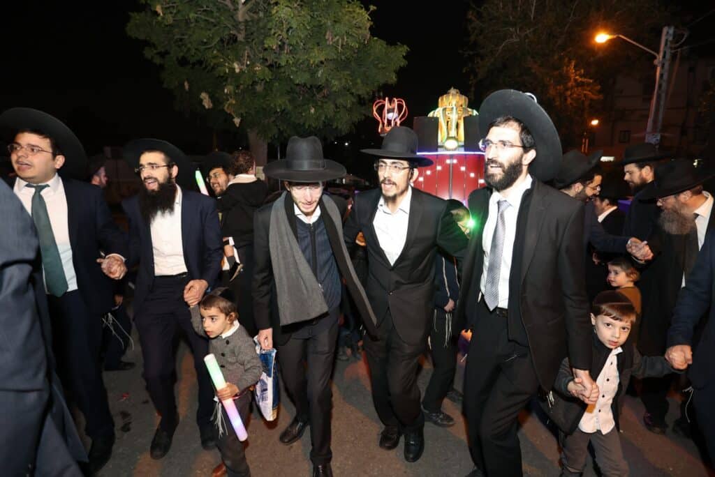 הקהילה הכניסה ס"ת ועצרה את ציר ז'בוטינסקי הסואן 