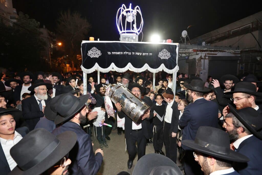 הקהילה הכניסה ס"ת ועצרה את ציר ז'בוטינסקי הסואן 