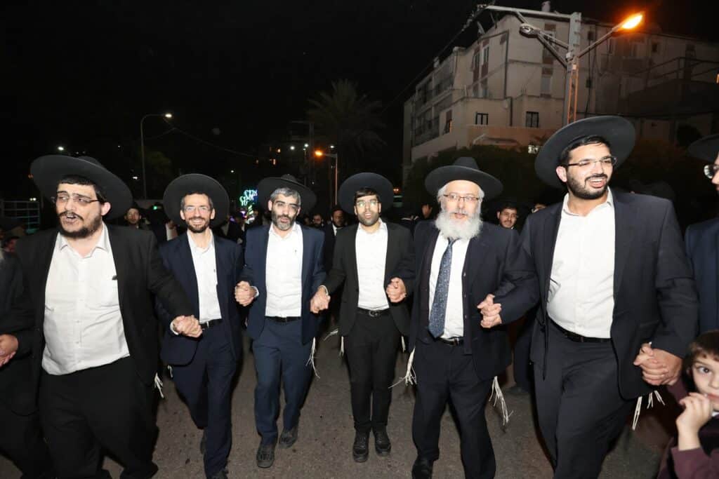 הקהילה הכניסה ס"ת ועצרה את ציר ז'בוטינסקי הסואן 