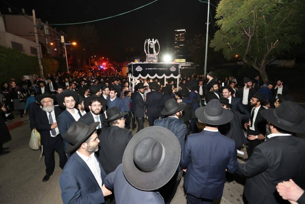 הקהילה הכניסה ס"ת ועצרה את ציר ז'בוטינסקי הסואן 