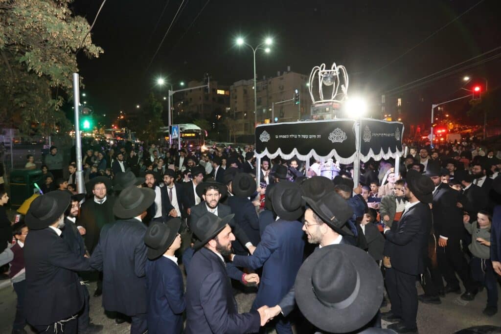 הקהילה הכניסה ס"ת ועצרה את ציר ז'בוטינסקי הסואן 