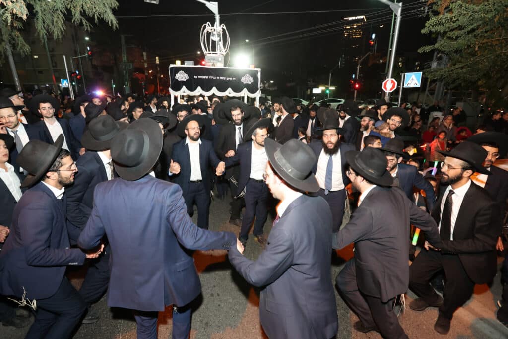 הקהילה הכניסה ס"ת ועצרה את ציר ז'בוטינסקי הסואן 