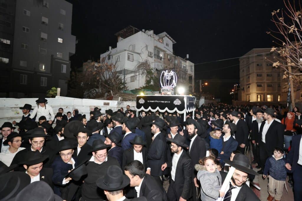 הקהילה הכניסה ס"ת ועצרה את ציר ז'בוטינסקי הסואן 