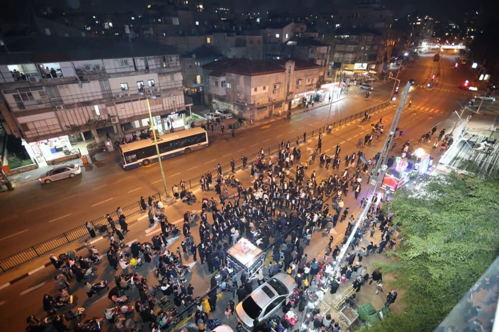 הקהילה הכניסה ס"ת ועצרה את ציר ז'בוטינסקי הסואן 