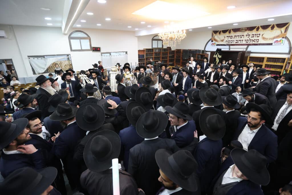 הקהילה הכניסה ס"ת ועצרה את ציר ז'בוטינסקי הסואן 