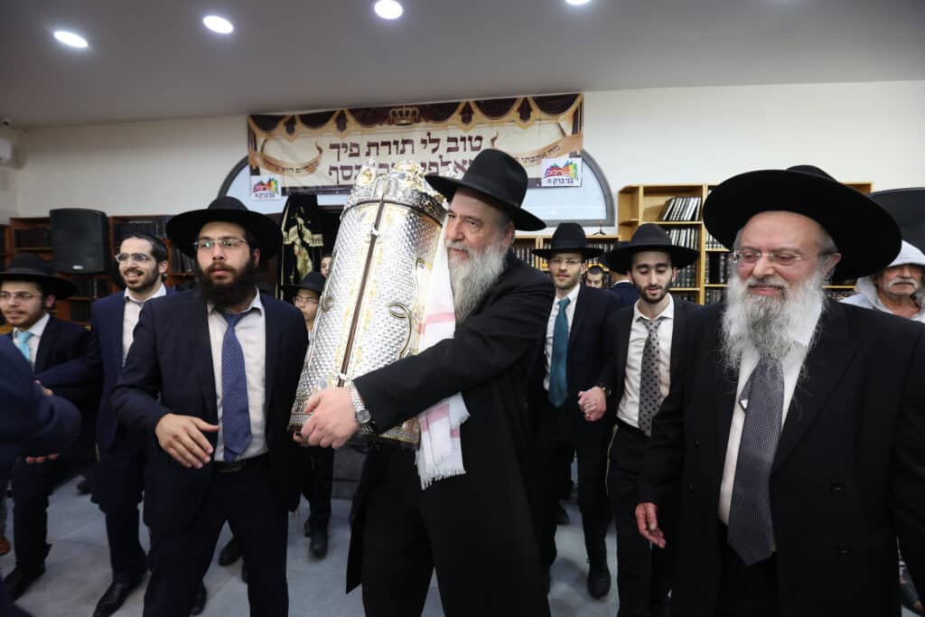 הקהילה הכניסה ס"ת ועצרה את ציר ז'בוטינסקי הסואן 