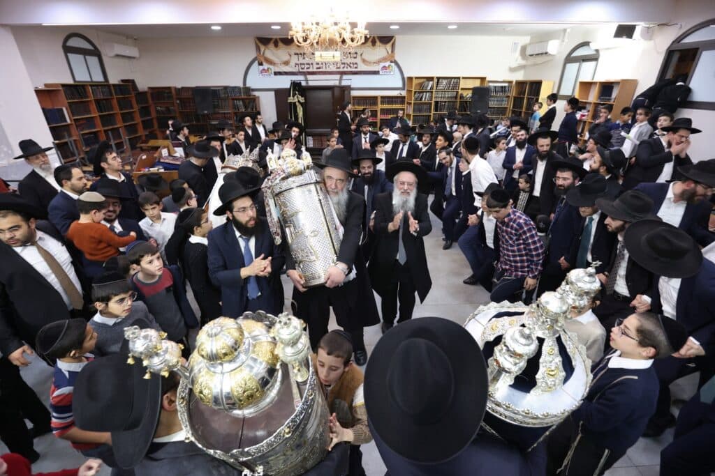 הקהילה הכניסה ס"ת ועצרה את ציר ז'בוטינסקי הסואן 