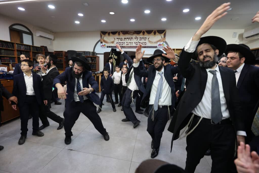 הקהילה הכניסה ס"ת ועצרה את ציר ז'בוטינסקי הסואן 