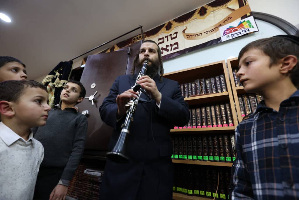 הקהילה הכניסה ס"ת ועצרה את ציר ז'בוטינסקי הסואן 