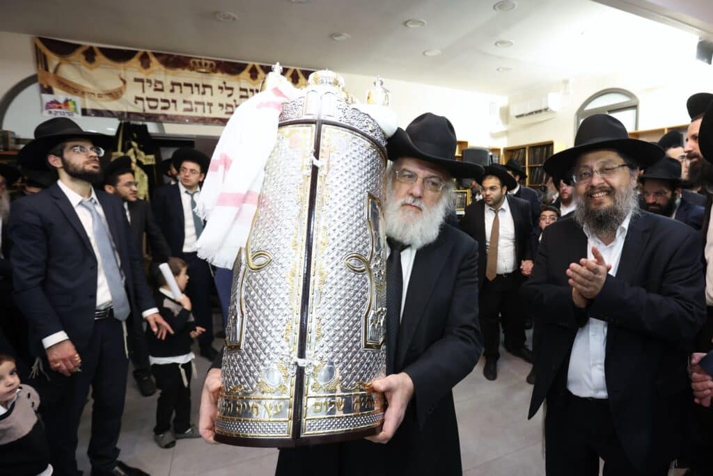 הקהילה הכניסה ס"ת ועצרה את ציר ז'בוטינסקי הסואן 