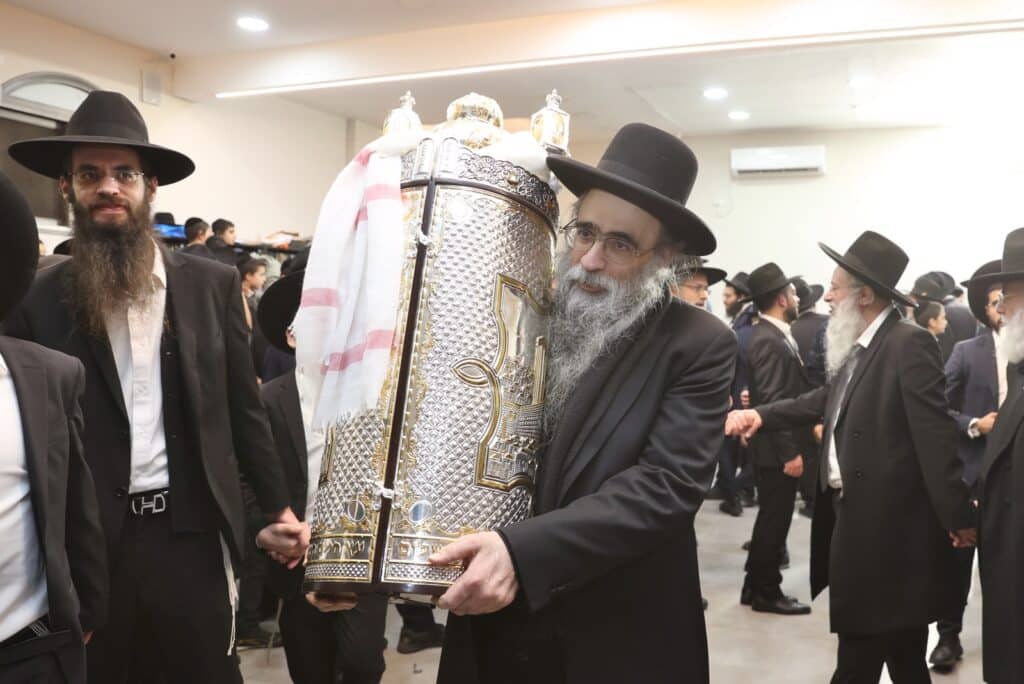 הקהילה הכניסה ס"ת ועצרה את ציר ז'בוטינסקי הסואן 