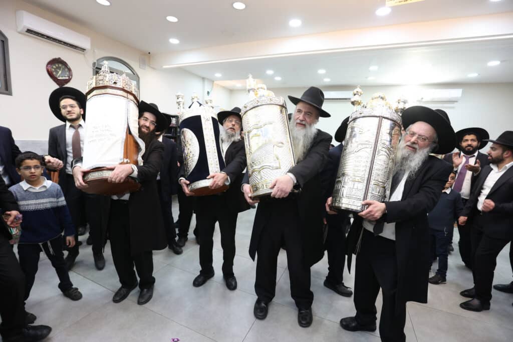 הקהילה הכניסה ס"ת ועצרה את ציר ז'בוטינסקי הסואן 