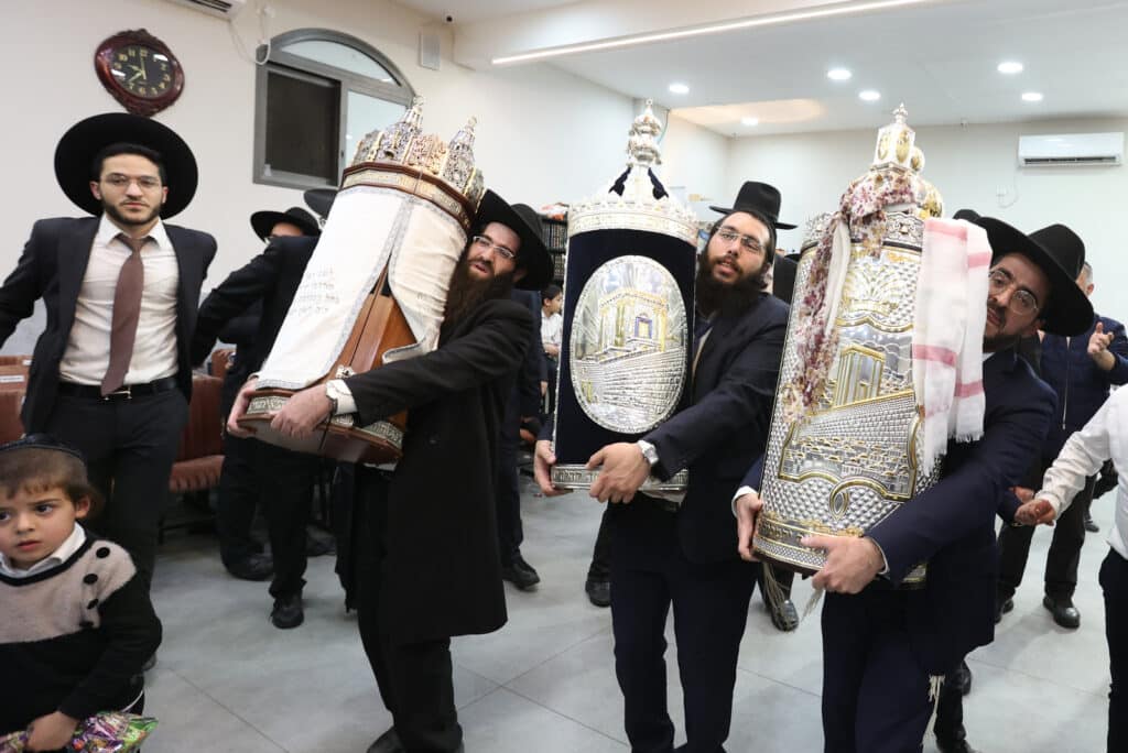 הקהילה הכניסה ס"ת ועצרה את ציר ז'בוטינסקי הסואן 