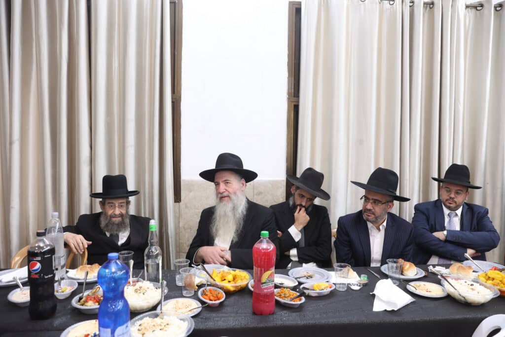 הקהילה הכניסה ס"ת ועצרה את ציר ז'בוטינסקי הסואן 