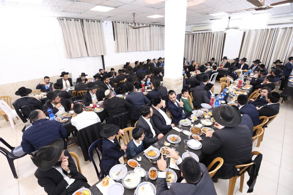 הקהילה הכניסה ס"ת ועצרה את ציר ז'בוטינסקי הסואן 