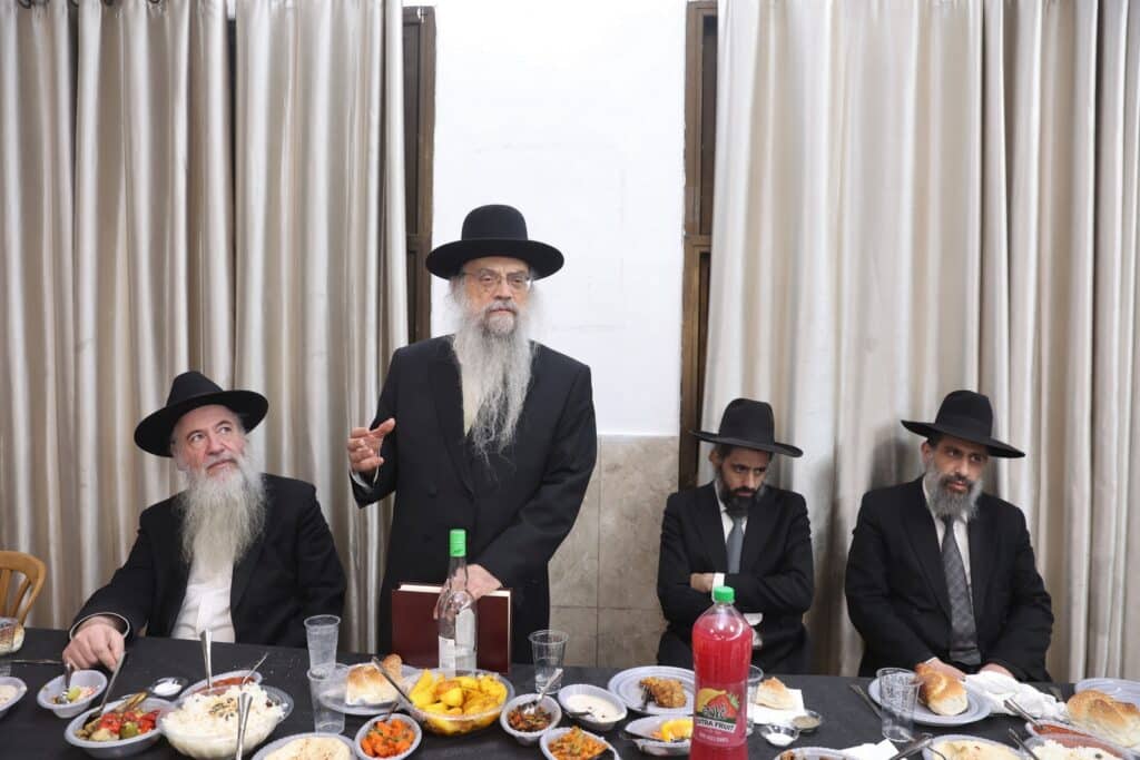 הקהילה הכניסה ס"ת ועצרה את ציר ז'בוטינסקי הסואן 