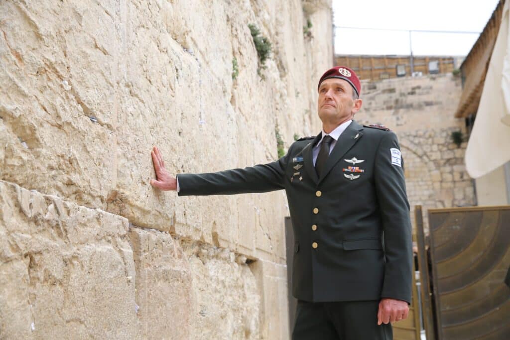 הרמטכ"ל הנכנס הגיע לכותל וקיבל ספר תהילים