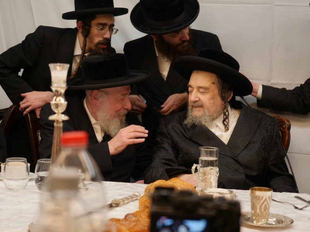 לאחר שחזר לחיק משפחתו: המשפיע הברסלבאי ערך סעודת הילולא • צפו