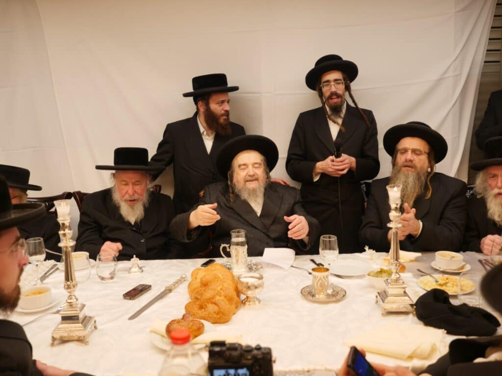 לאחר שחזר לחיק משפחתו: המשפיע הברסלבאי ערך סעודת הילולא • צפו