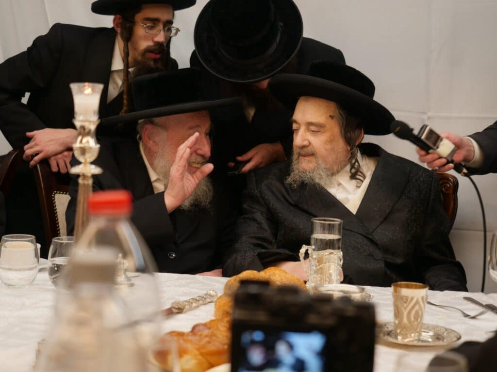 לאחר שחזר לחיק משפחתו: המשפיע הברסלבאי ערך סעודת הילולא • צפו