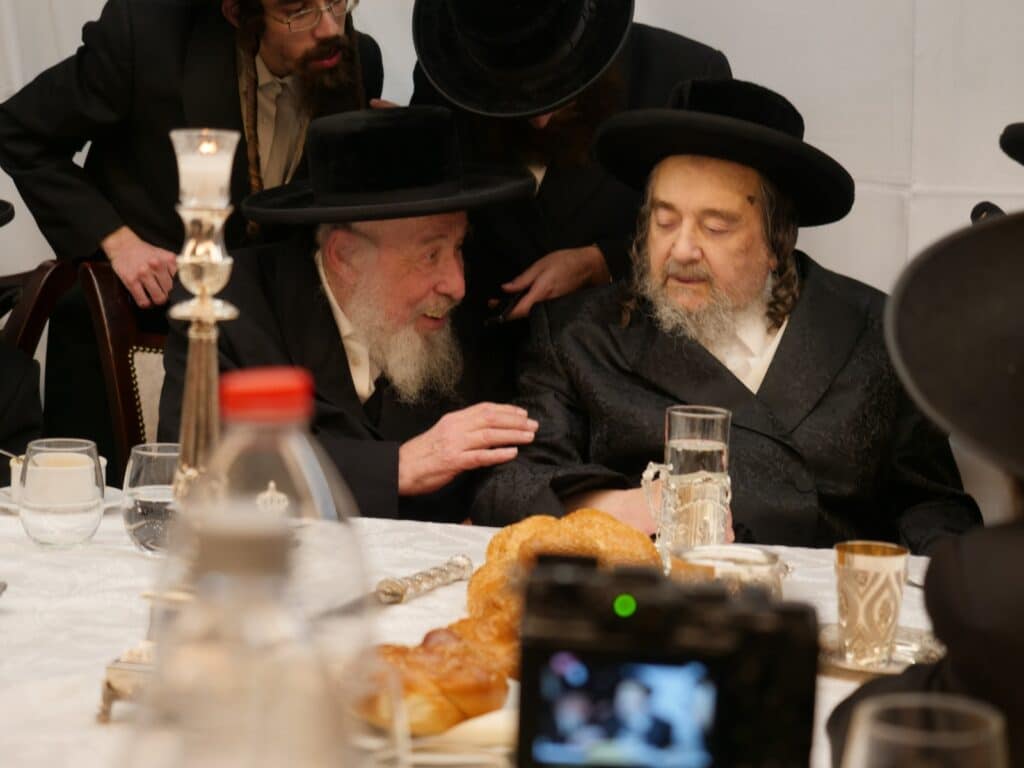 לאחר שחזר לחיק משפחתו: המשפיע הברסלבאי ערך סעודת הילולא • צפו